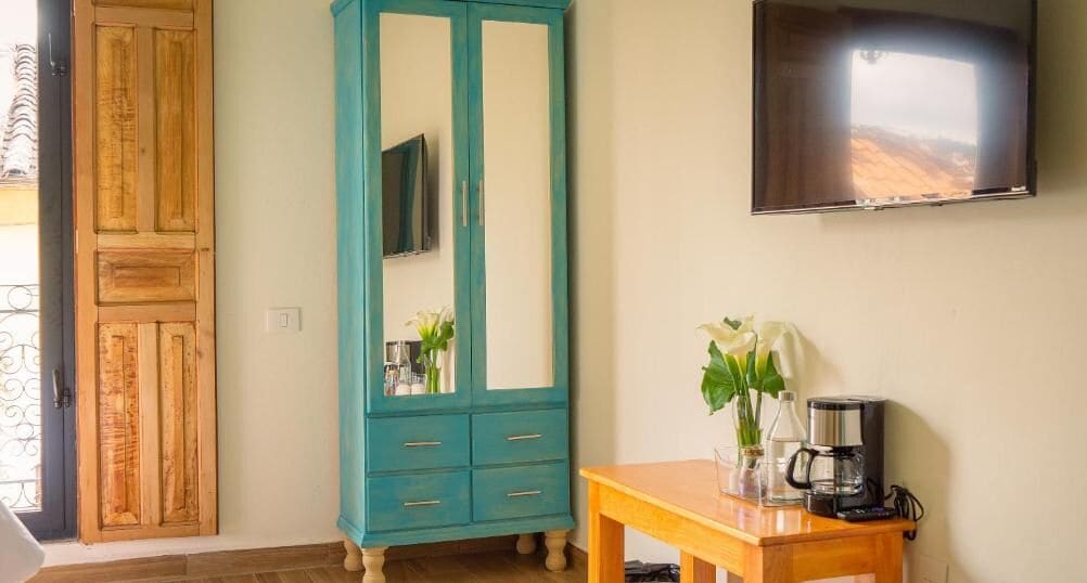 Habitación cuádruple superior | Ropa de cama de alta calidad, edredón, escritorio y wifi gratis 