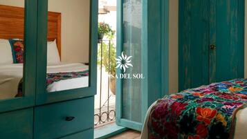 Habitación doble estándar | Ropa de cama de alta calidad, edredón, escritorio y wifi gratis