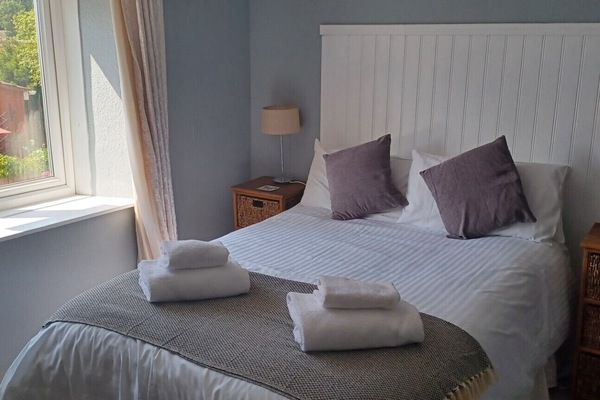Standard Double Room, Ensuite (Room 5) | Blackout drapes, iron/ironing board, WiFi (free), bed sheets
