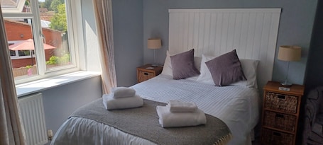 Standard Double Room, Ensuite (Room 5) | Blackout drapes, iron/ironing board, free WiFi, bed sheets. Winchester Arms