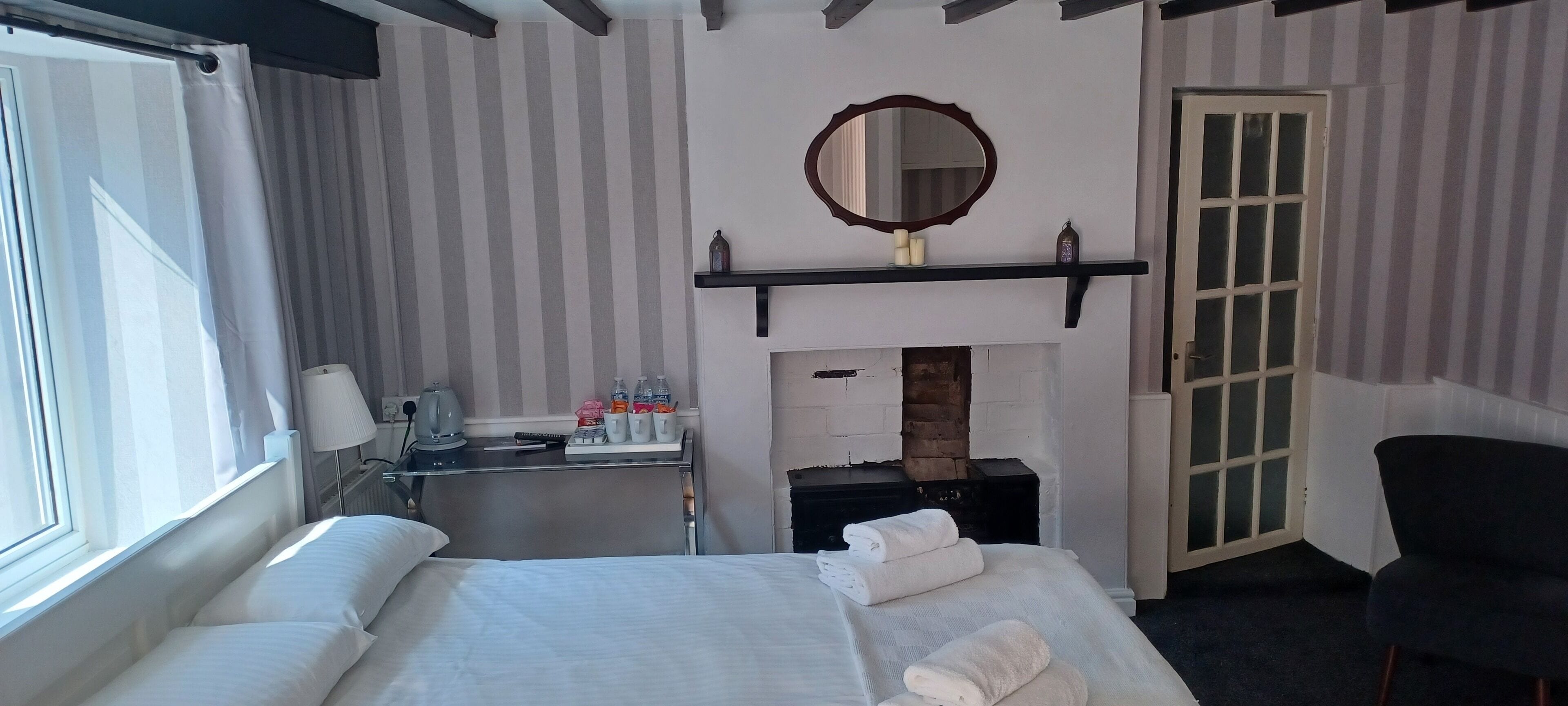 ستائر تعتيم ومكواة/لوح كي وواي فاي مجانًا وملاءات أسرّة