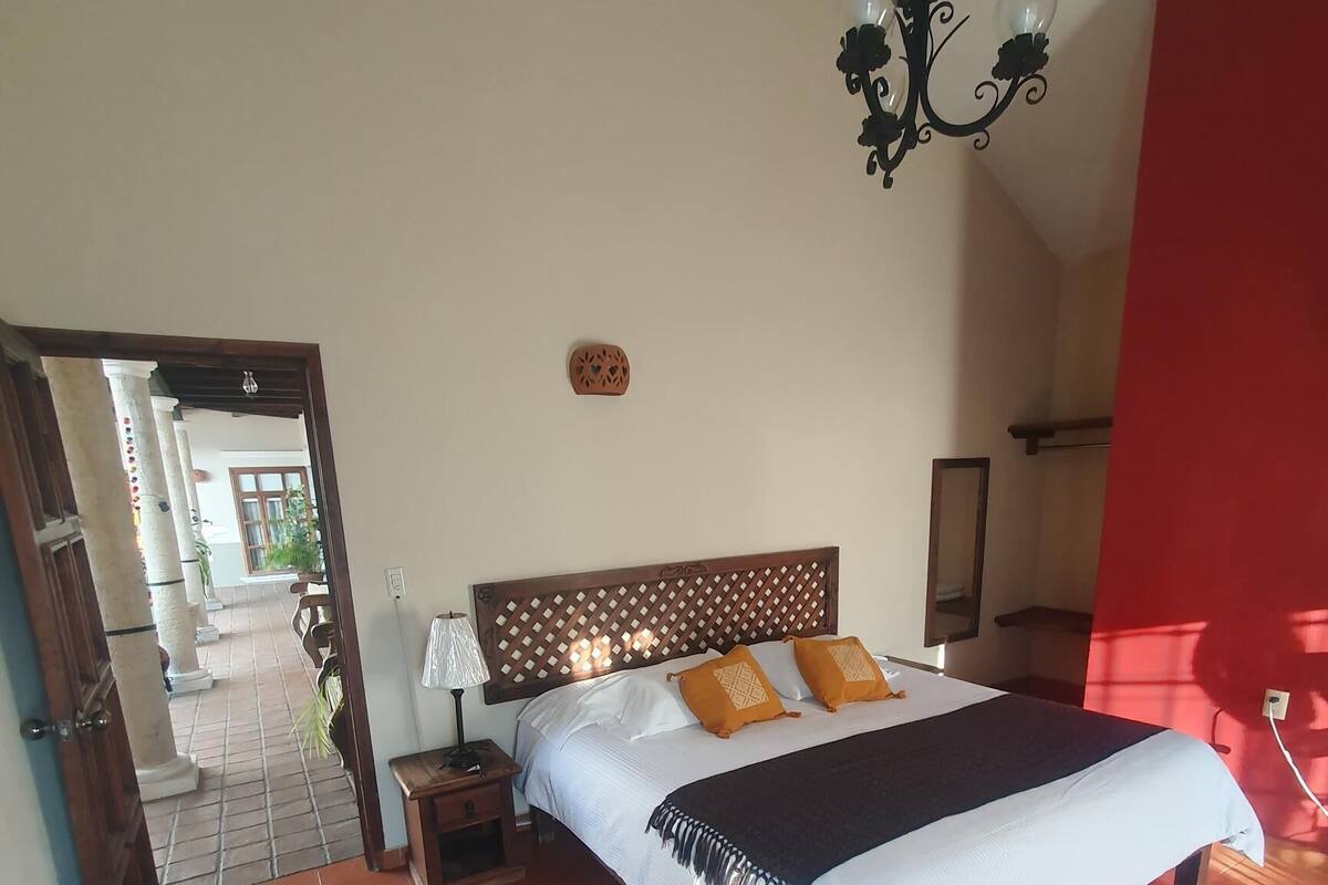 Deluxe Room, 1 King Bed | Hypo-allergenic bedding, down comforters, desk, iron/ironing board