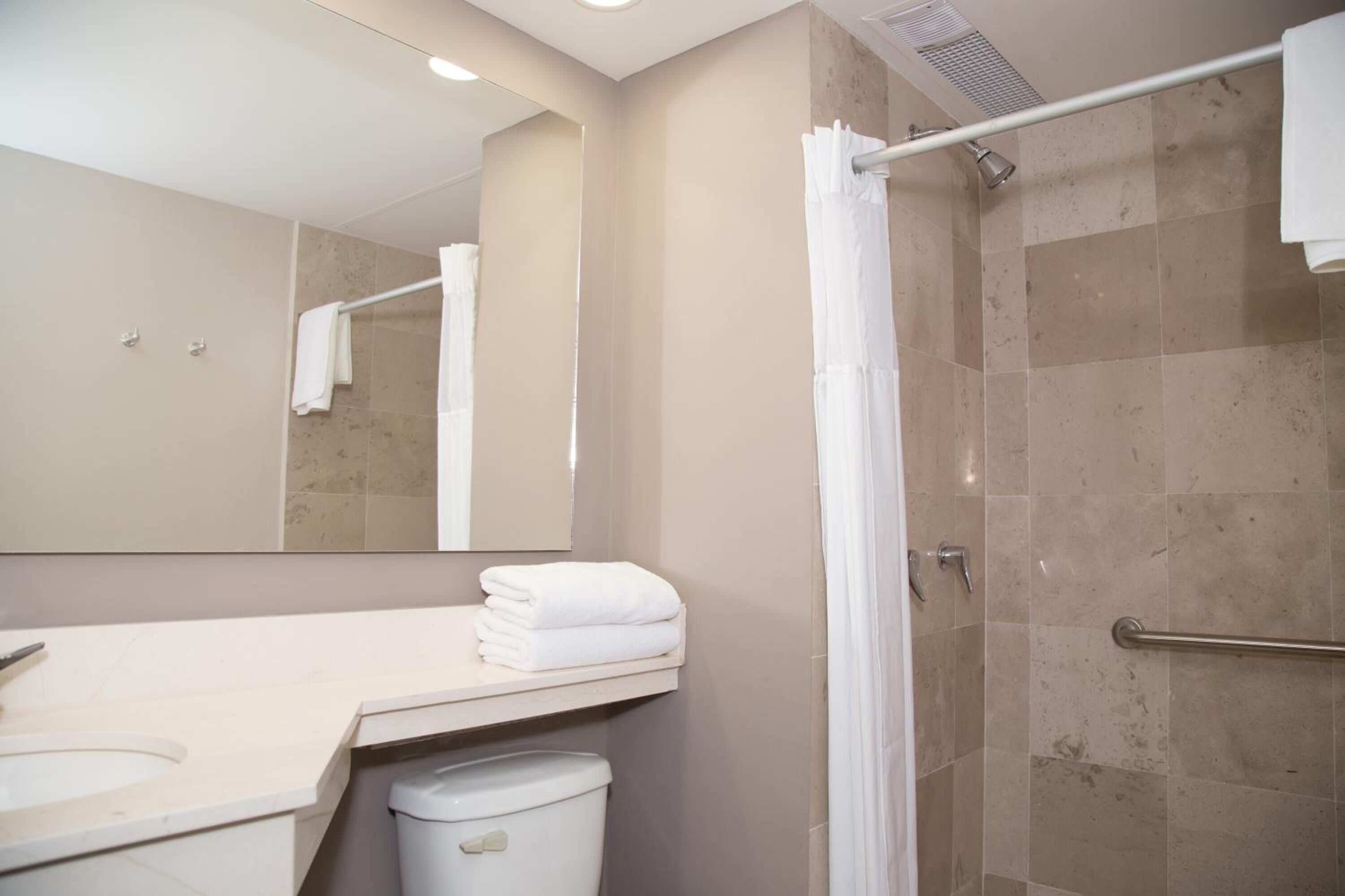 Regadera, amenidades de baño gratuitas, secadora de cabello, toallas 