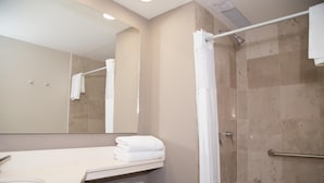 Un baño moderno con ducha, inodoro y lavamanos.