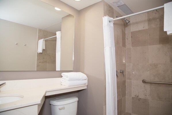 A modern bathroom with a shower, toilet, and sink. - Hoteles Haus (Ixtaczoquitlán)