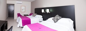 1 Schlafzimmer, hochwertige Bettwaren, Schreibtisch