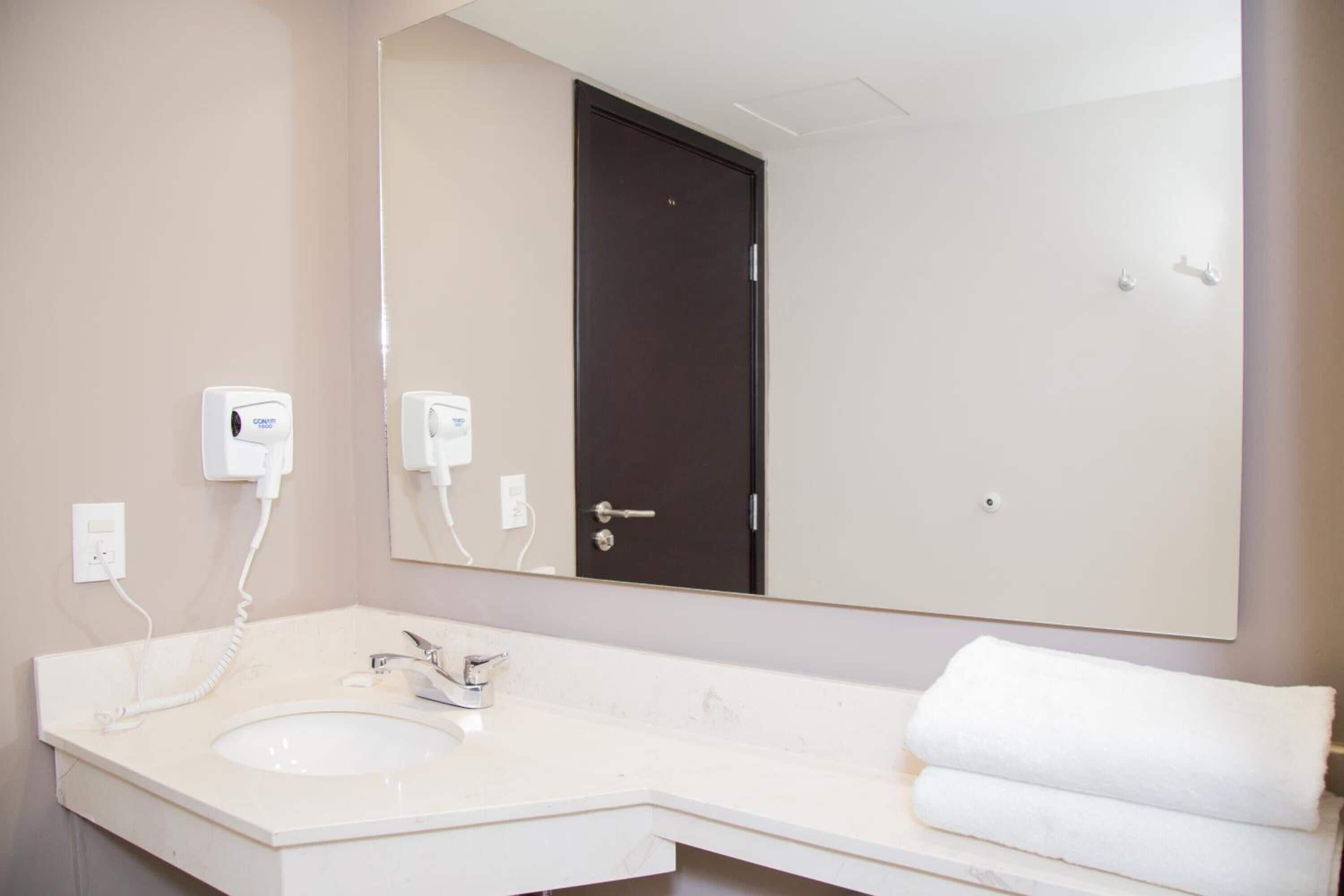 Regadera, amenidades de baño gratuitas, secadora de cabello, toallas 