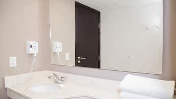 Regadera, amenidades de baño gratuitas, secadora de cabello, toallas