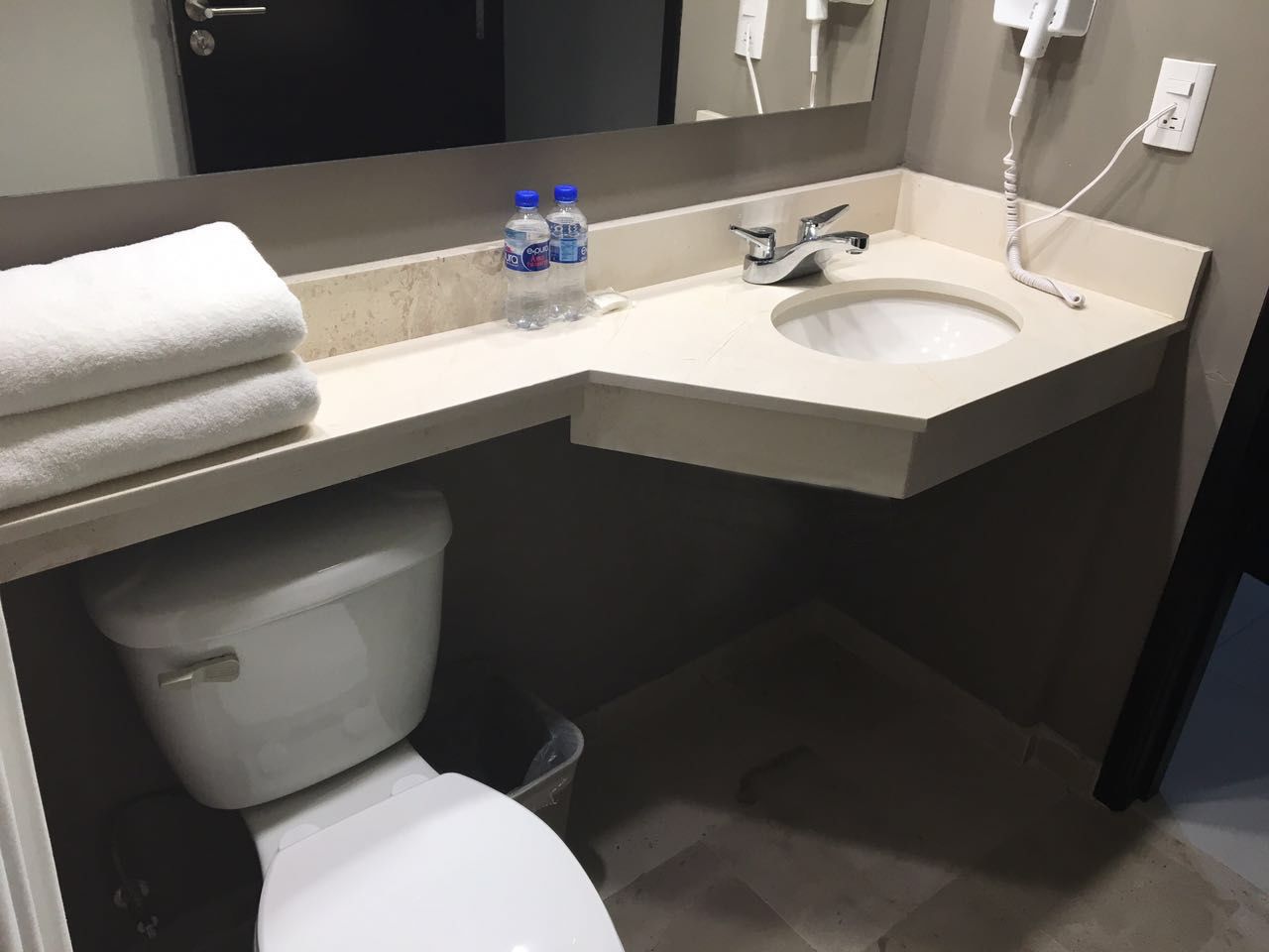 淋浴設備、免費盥洗用品、吹風機、毛巾