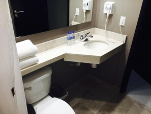 Dusche, kostenlose Toilettenartikel, Haartrockner, Handtücher