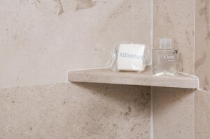 淋浴设施、免费洗浴用品、吹风机、毛巾