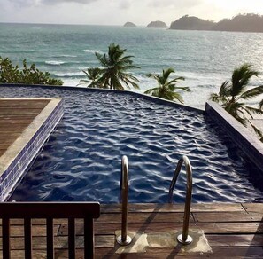 วิลล่า, สระว่ายน้ำส่วนตัว | สระว่ายน้ำกลางแจ้ง | สระว่ายน้ำในร่ม, สระว่ายน้ำกลางแจ้ง