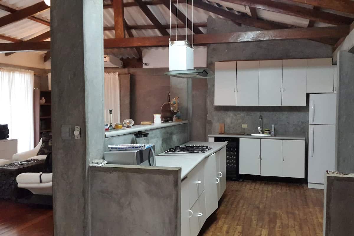 Cafetera/tetera, refrigerador con freezer, microondas, horno