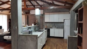 พรีเมียมวิลล่า | ครัวส  ่วนตัว | ตู้เย็นขนาดใหญ่, ไมโครเวฟ, เตาอบ, เตาประกอบอาหาร