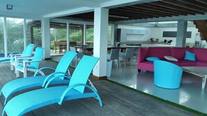 วิลล่า, สระว่ายน้ำส่วนตัว | บริเวณนั่งเล่น | ทีวีจอแบน 32 นิ้ว พร้อมช่องเคเบิล, ทีวี