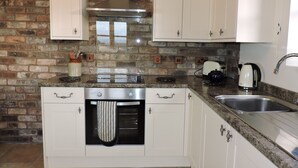 Room | Private kitchen | Fridge, microwave, oven, stovetop - Morrells Wood Farm - The Barn (Shrewsbury)