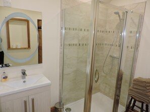 Habitación | Baño | Regadera y toallas