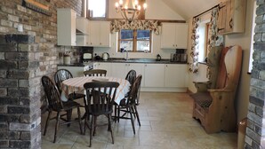 Room | In-room dining - Morrells Wood Farm - The Barn (Shrewsbury)
