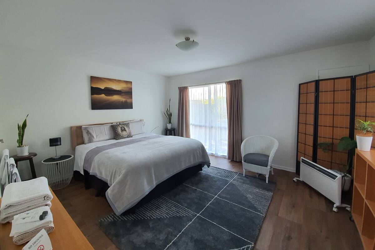 Suite Royal, 1 habitación, vistas al jardín | Caja fuerte, escritorio, tabla de planchar con plancha y cunas (de pago)