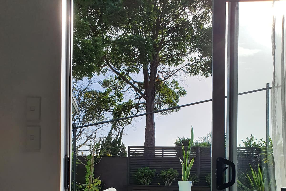 Caja de seguridad en la habitación y escritorio
