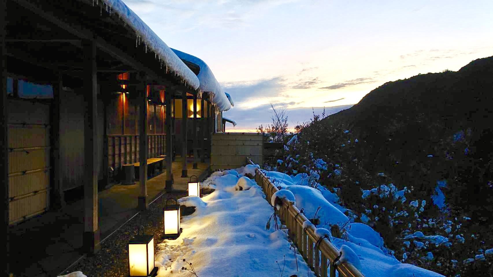 セーフティボックス (室内)、遮光カーテン、WiFi (無料)、ベッドシーツ