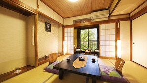 Een traditionele Japanse kamer met tatami vloeren, een lage tafel en glijdende deuren.