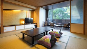 Een traditionele Japanse kamer met tatami vloeren, een lage tafel en stoelen.