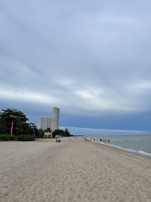 บนชายหาด