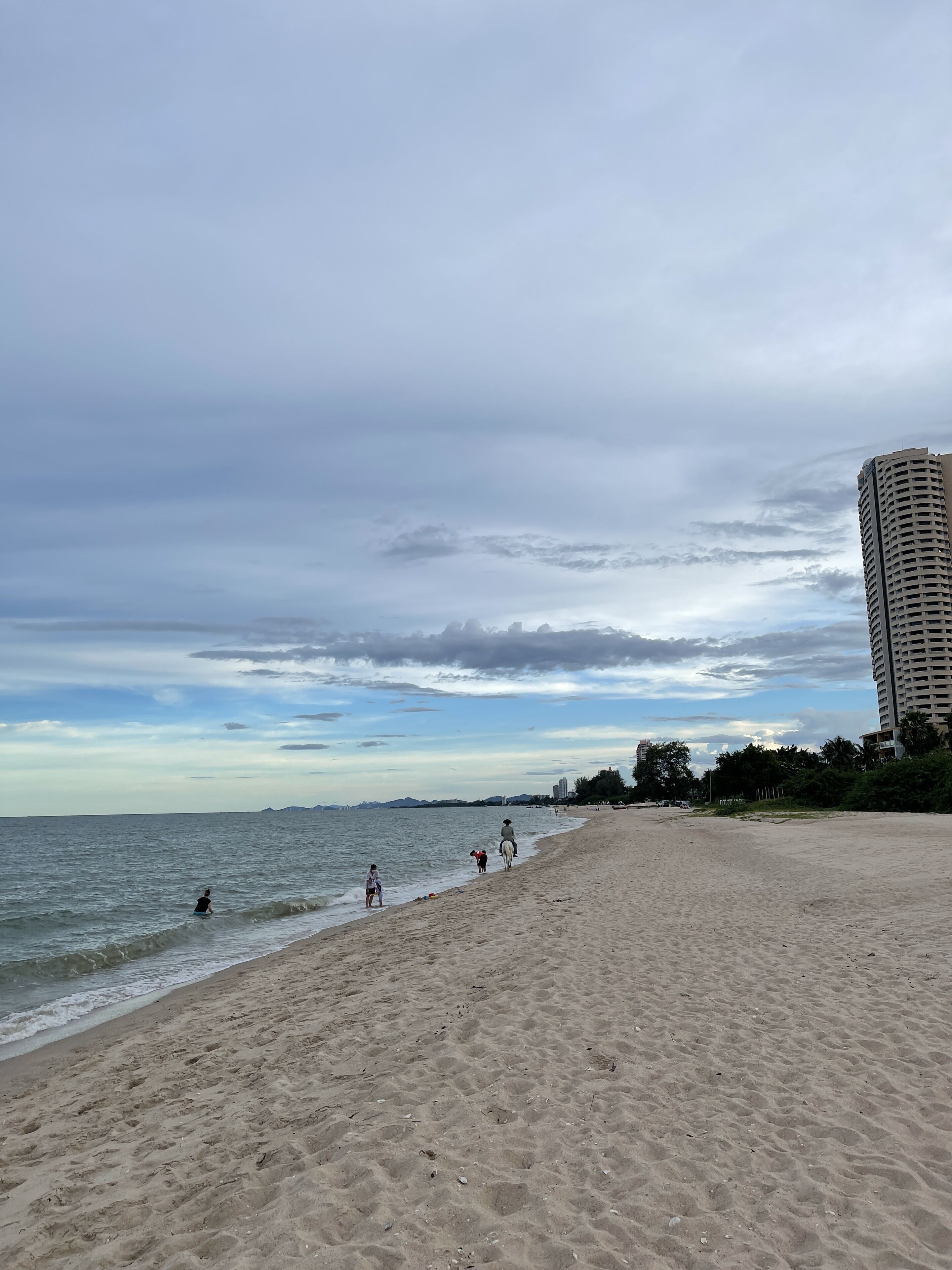 บนชายหาด