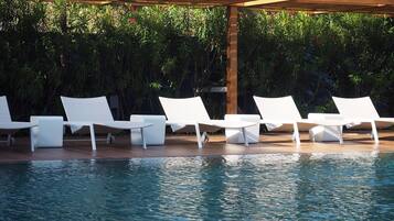 3 outdoor pools, pool umbrellas, pool loungers