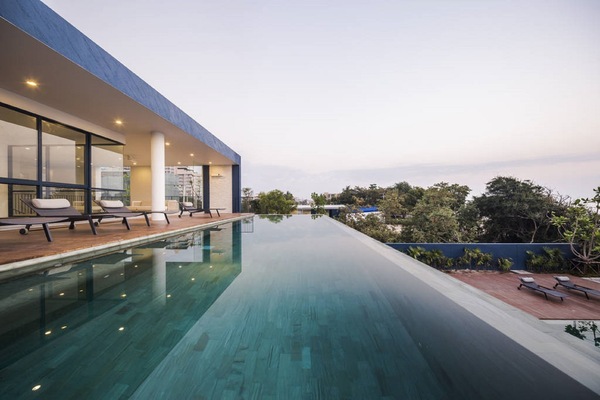 3 outdoor pools, pool umbrellas, pool loungers