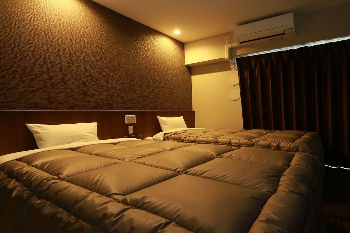 2 kamar tidur, tirai kedap cahaya, Wi-Fi gratis, dan seprai linen