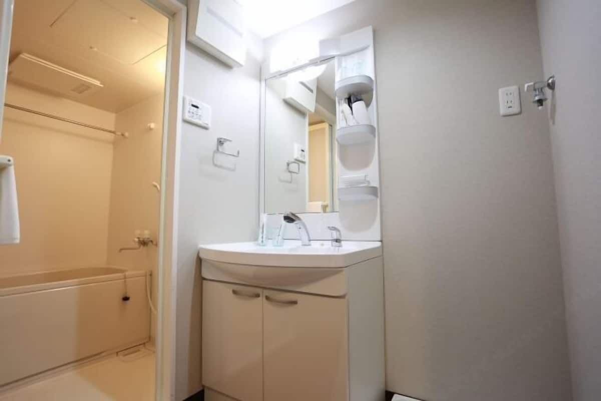 Een aparte badkuip en douche, een diep bad, gratis toiletartikelen