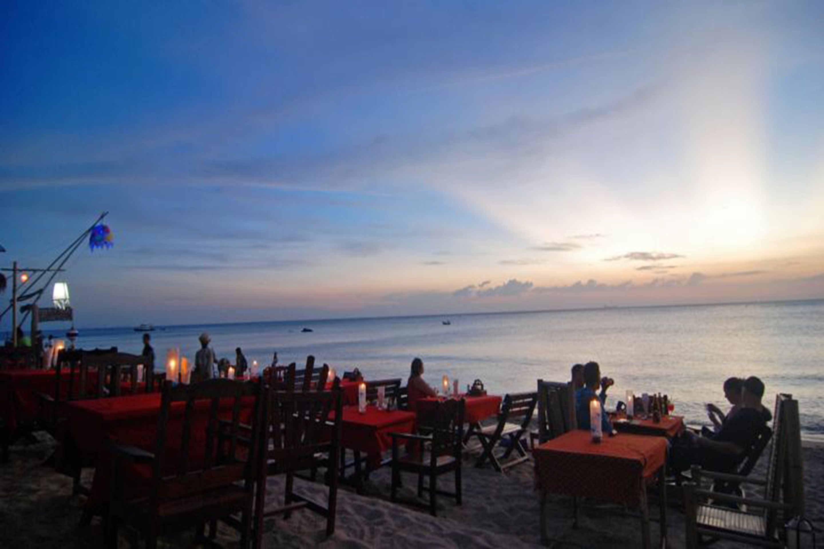 breakfast, lunch, dinner served; international cuisine