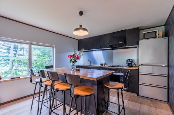 Standard Cabin | Private kitchen | Full-sized fridge, microwave, oven, stovetop - Freeride Lodge Niseko (Niseko)