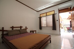 Desk, bed sheets - Kempu Taman Ayu I (Kuta)