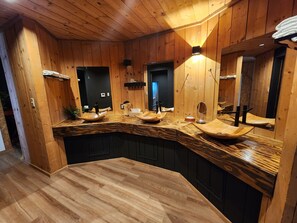 ดีลักซ์ชาเลท์ | ห้องน้ำ | ฝักบัวในอ่างอาบน้ำ, ไดร์เป่าผม, ผ้าเช็ดตัว