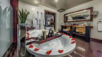 Suite (Plantation) | Kamar mandi | Shower, shower pijat air, dan handuk