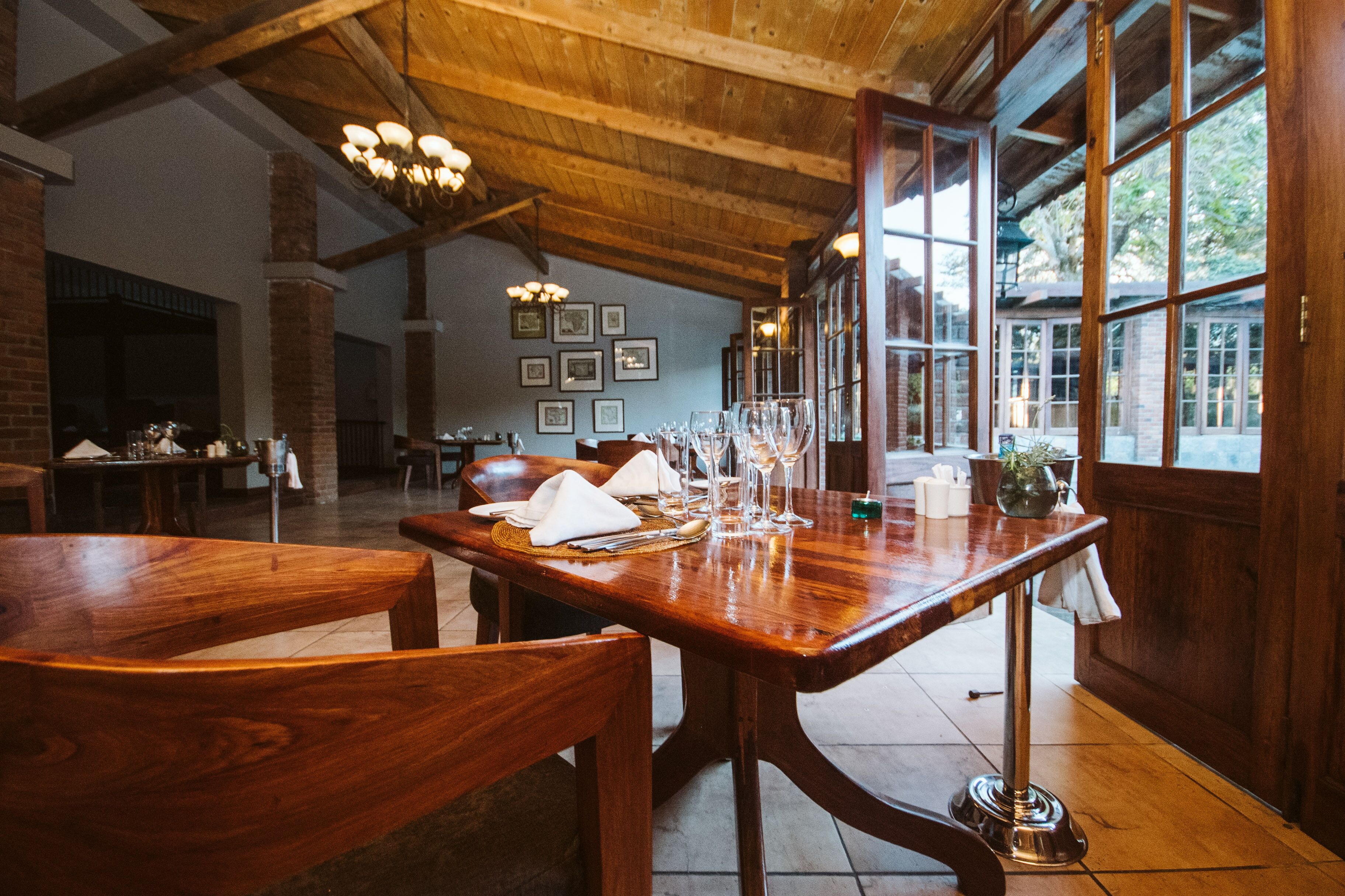 Café da manhã, almoço e jantar; culinária internacional 