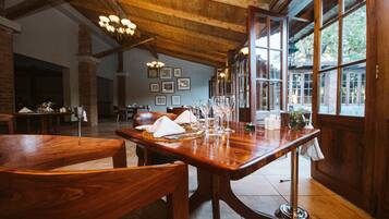 Breakfast, lunch, dinner served; international cuisine