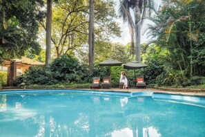 Outdoor pool, pool umbrellas, sun loungers - Elewana Arusha Coffee Lodge (Arusha)