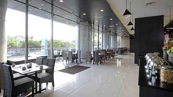 Tägliches Frühstücksbuffet (100000 IDR pro Person)