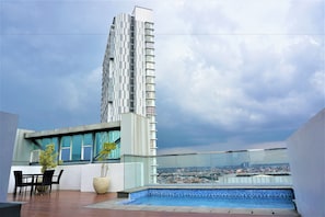 Outdoor pool - Midtown Residence Surabaya (Surabaya)