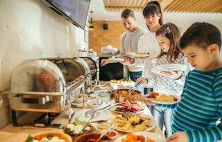 Café da manhã com buffet grátis todos os dias