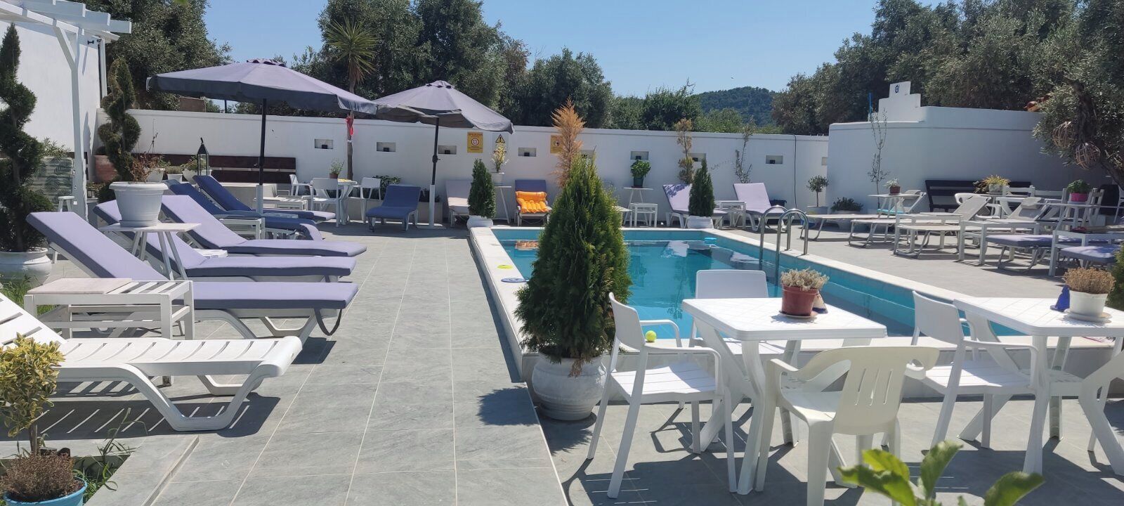 Piscine extérieure (ouverte en saison), parasols de plage