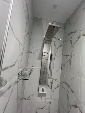 Suihku, ilmaiset hygieniatuotteet, hiustenkuivaaja, pyyhkeet