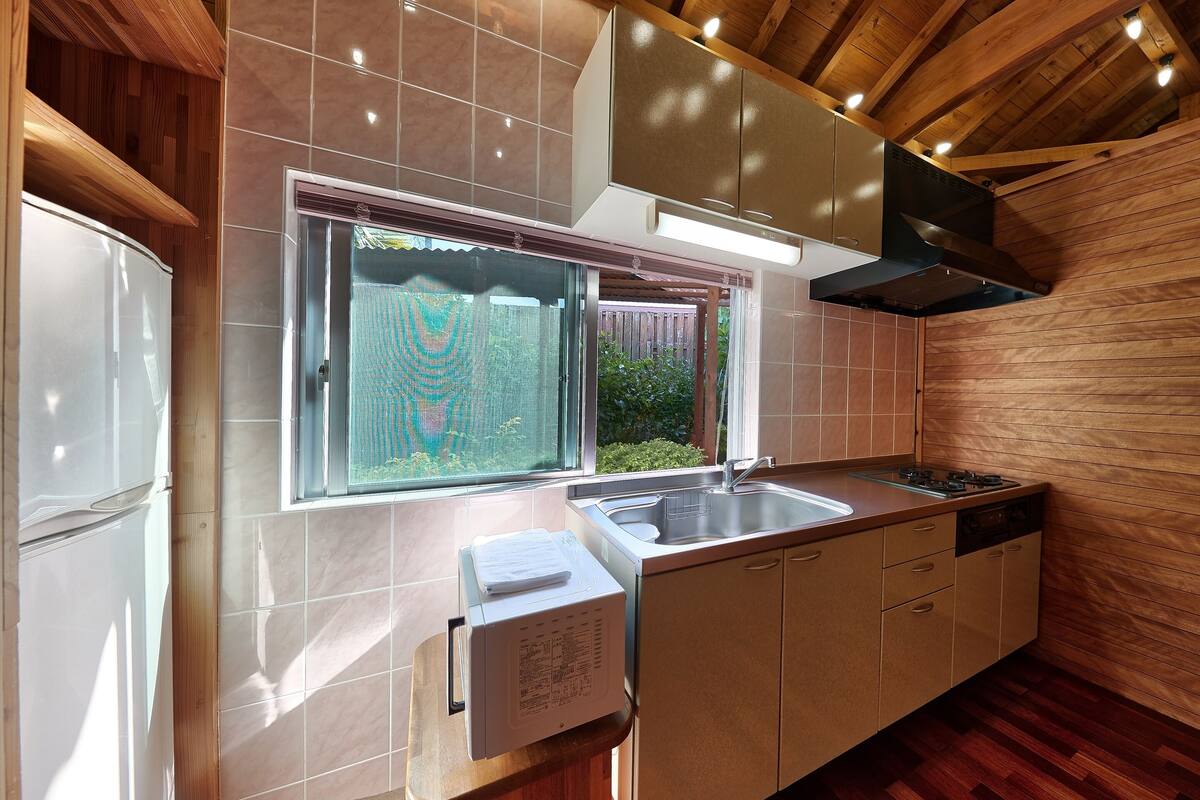 sun room cottage, non smoking, ocean view | private kitchen | fridge, microwave, electric kettle