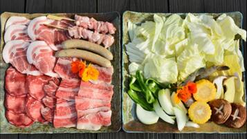 Dos bandejas de comida con diferentes carnes y verduras.