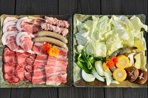 Dos bandejas de comida con diferentes carnes y verduras.