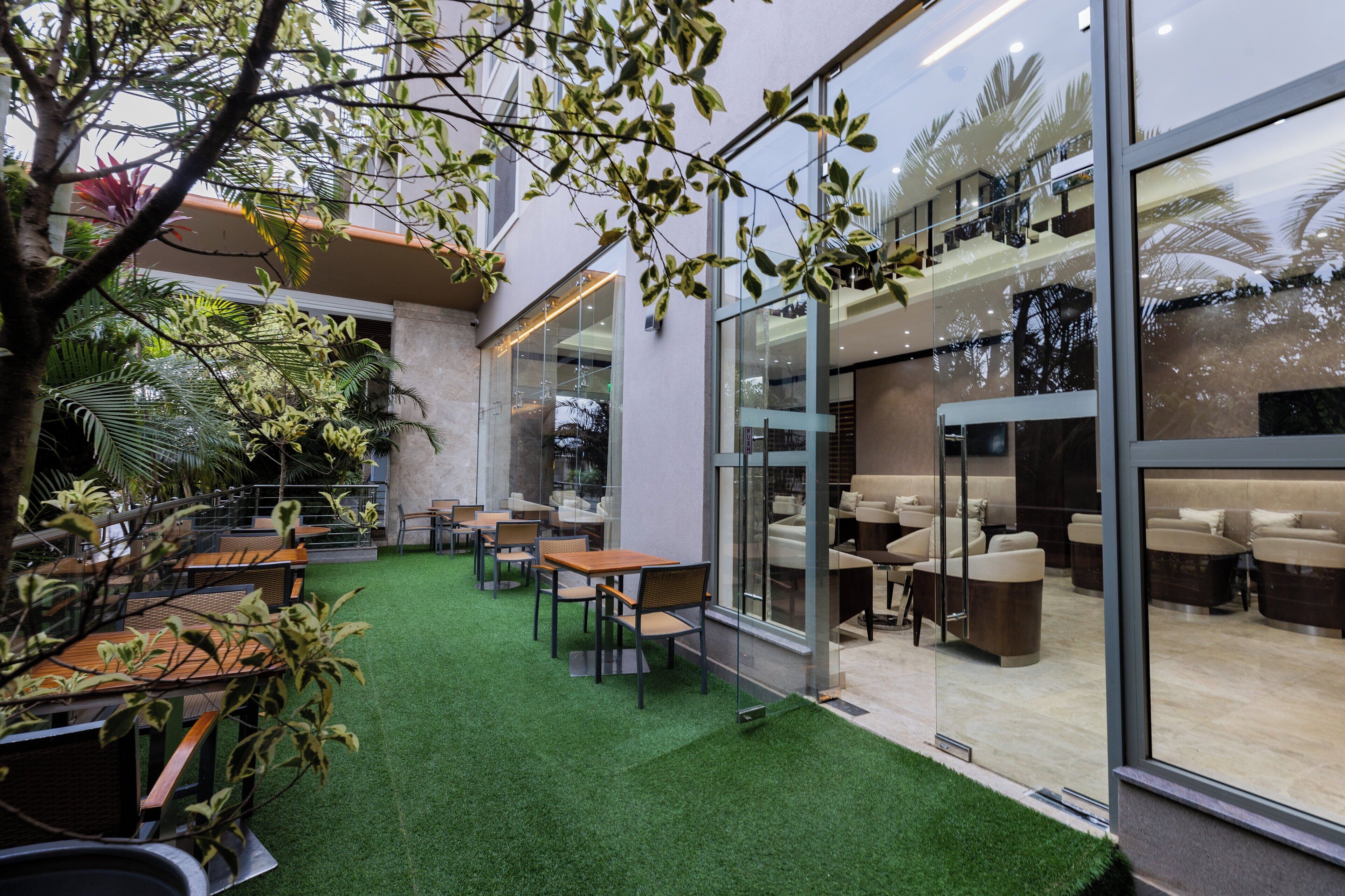 2 bars/lounges, lobby lounge, rooftop bar